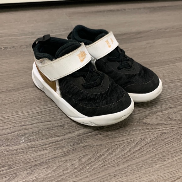 Nike boys team hustle D 10 sneakers - size 10C - Picture 1 of 8